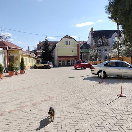 Hotel Korona Wellness, Rendezvény és Borszálloda Eger Exterior foto