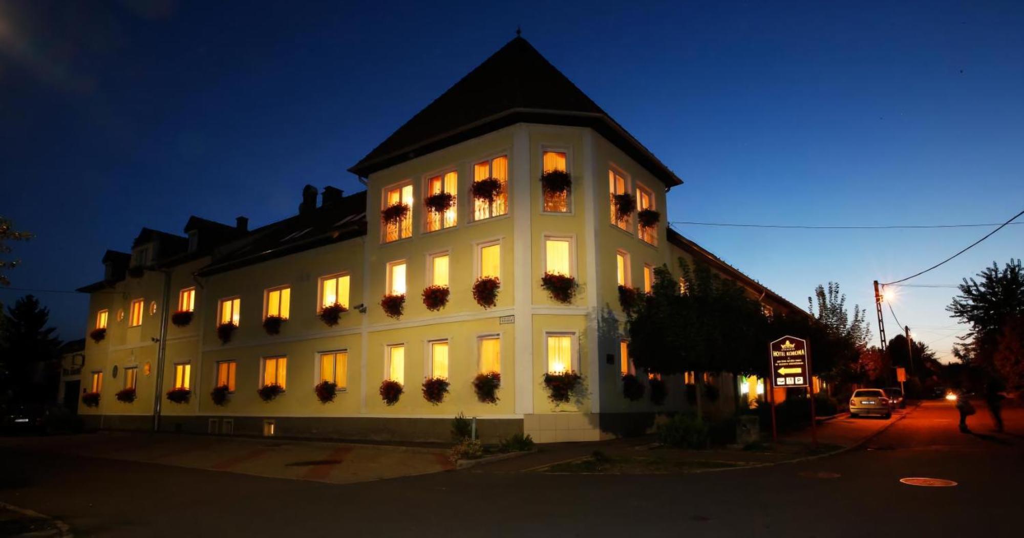 Hotel Korona Wellness, Rendezvény és Borszálloda Eger Exterior foto