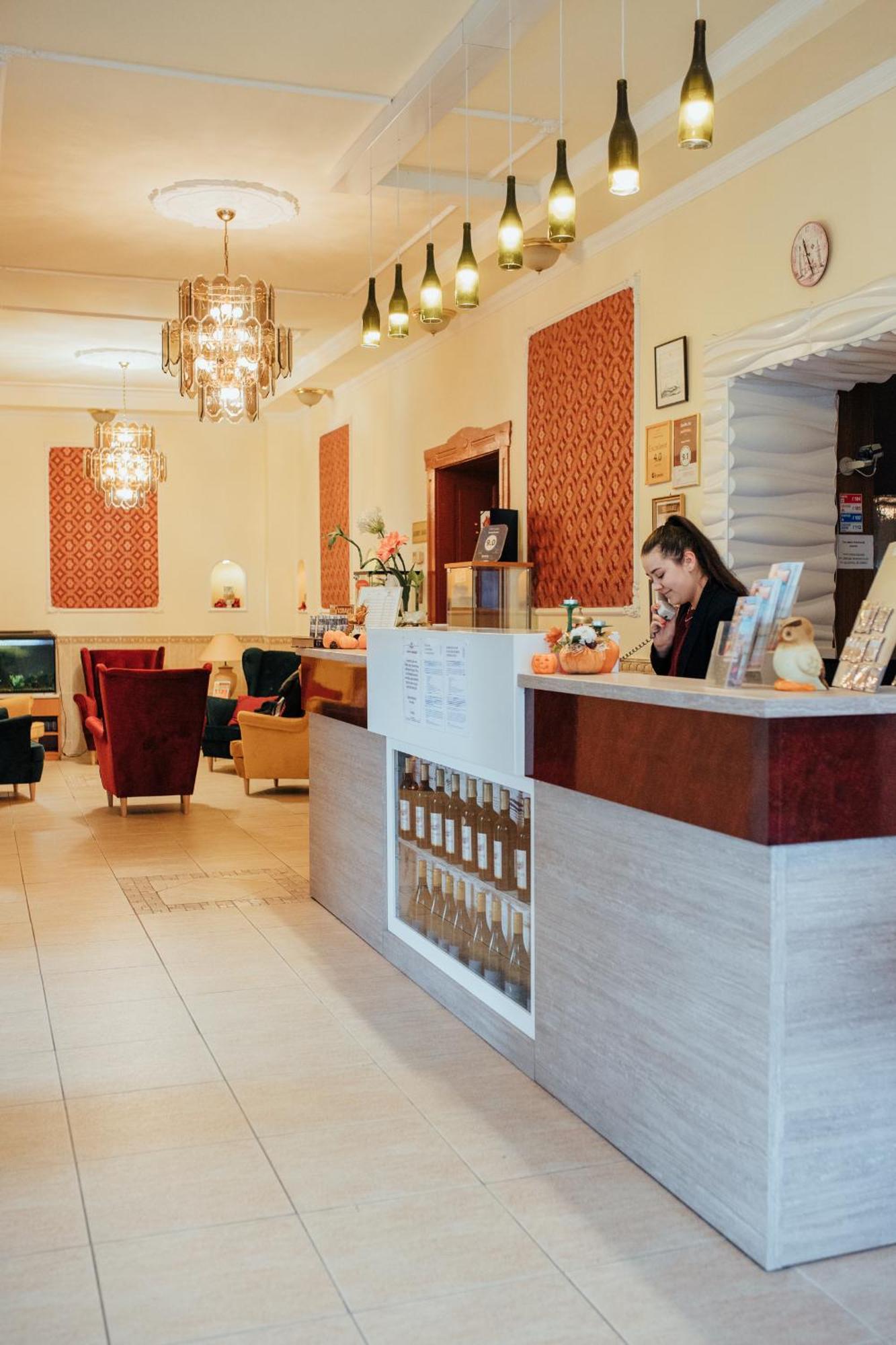 Hotel Korona Wellness, Rendezvény és Borszálloda Eger Exterior foto
