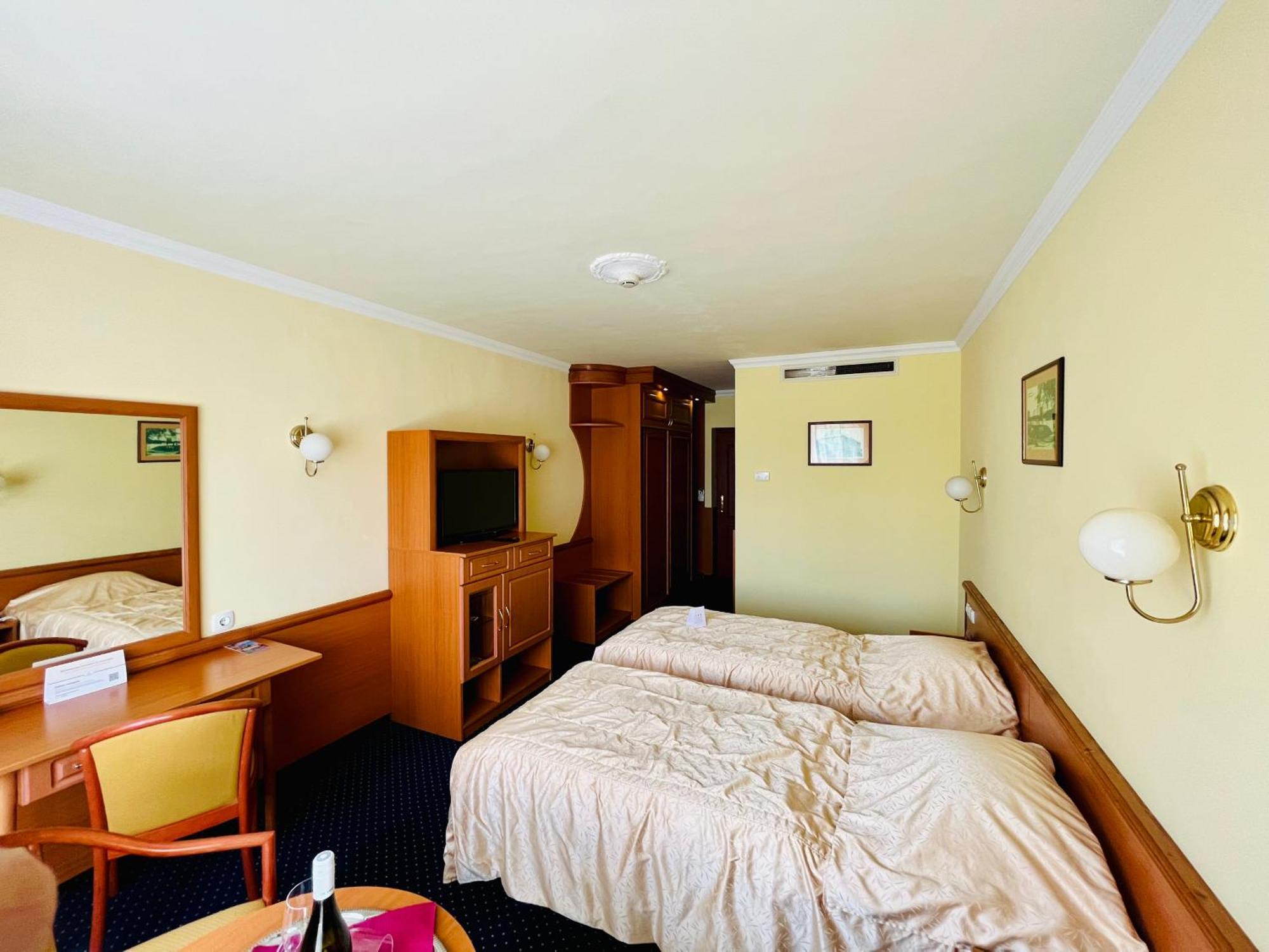Hotel Korona Wellness, Rendezvény és Borszálloda Eger Exterior foto
