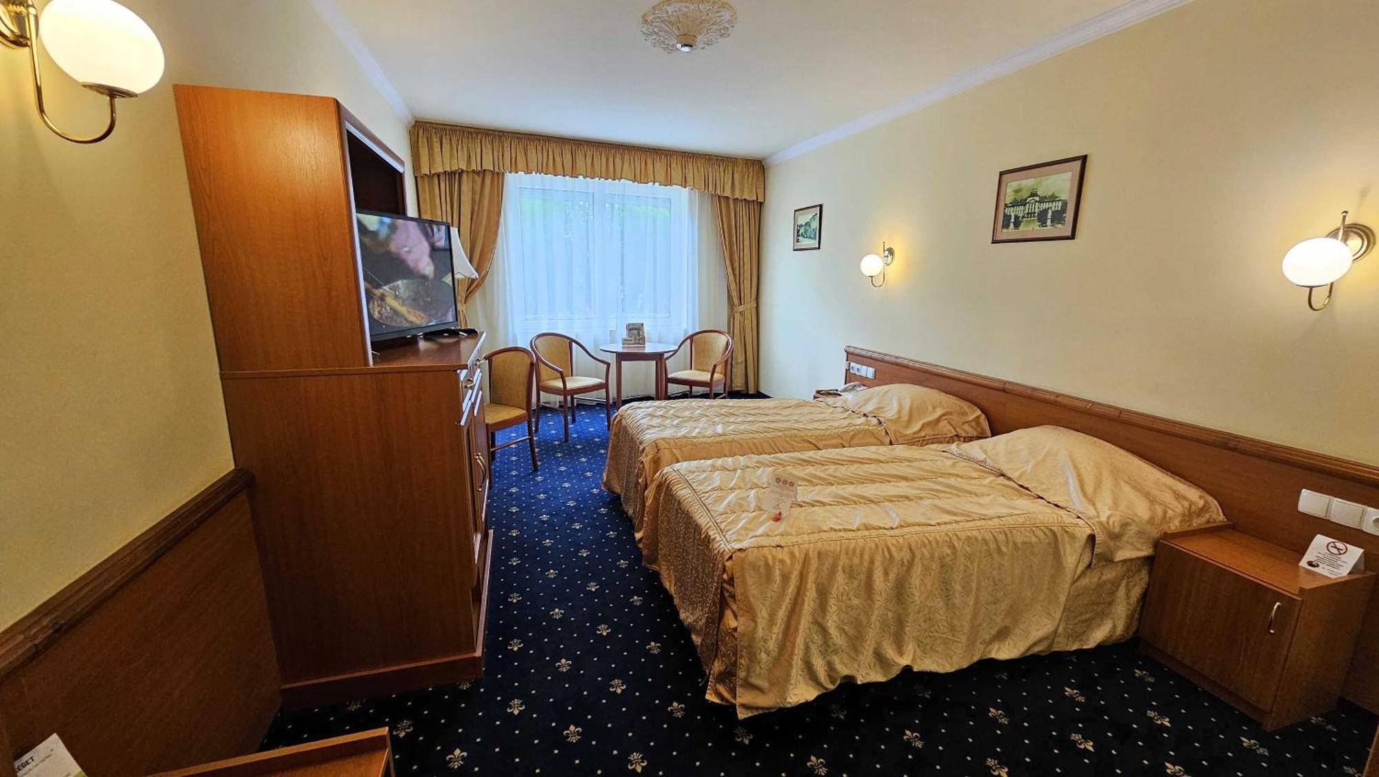 Hotel Korona Wellness, Rendezvény és Borszálloda Eger Exterior foto